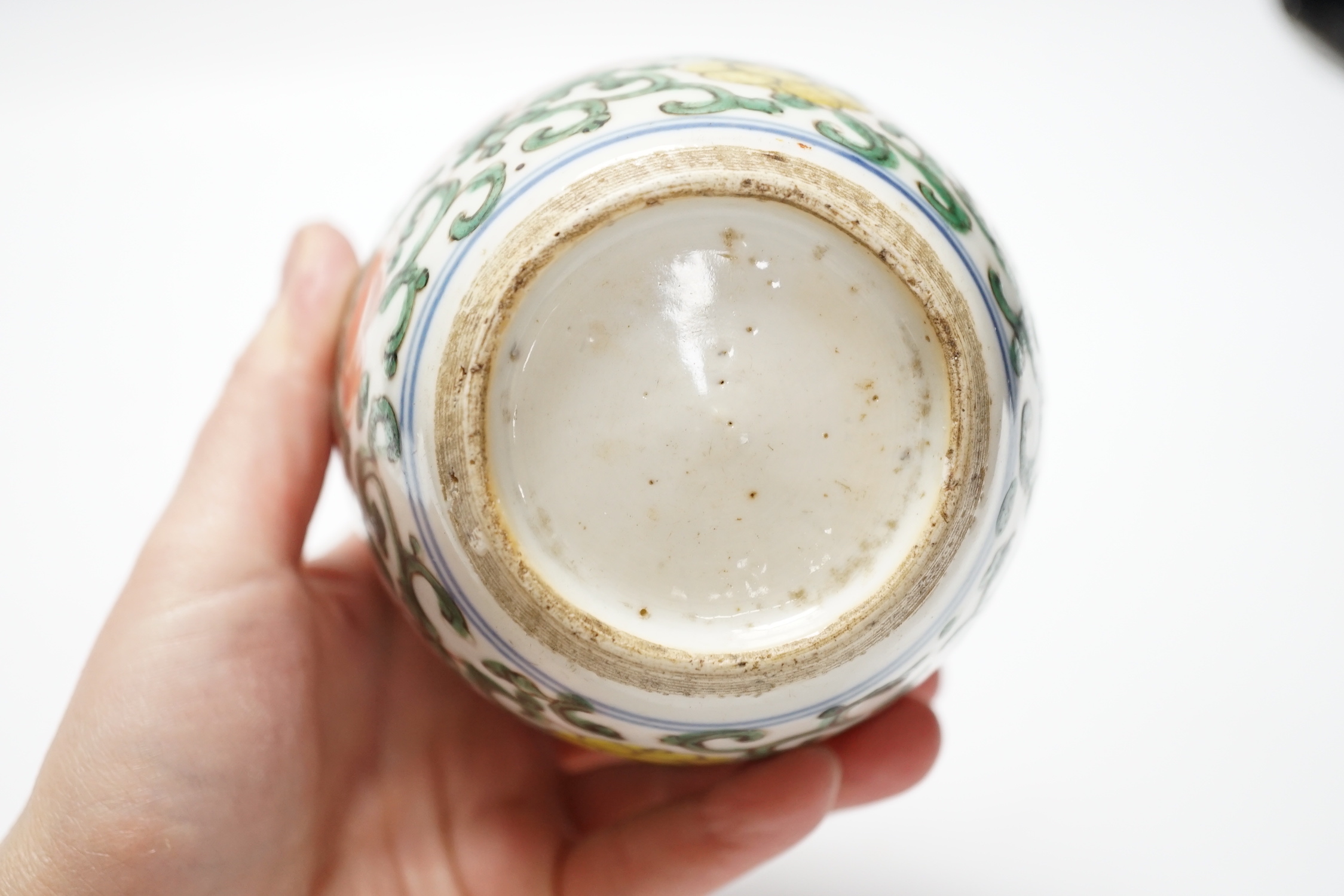 A Chinese wucai ovoid jar, Shunzhi/Kangxi period, 17th century, 11cm